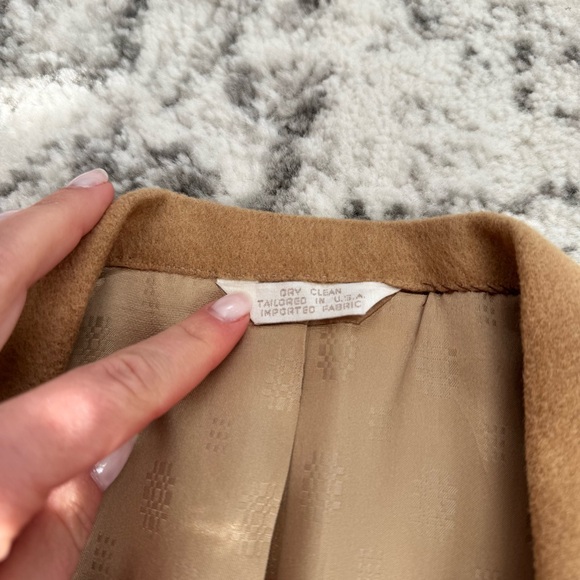 Elegant Camel Double-Breasted Trench Coat - Picture 5 of 7